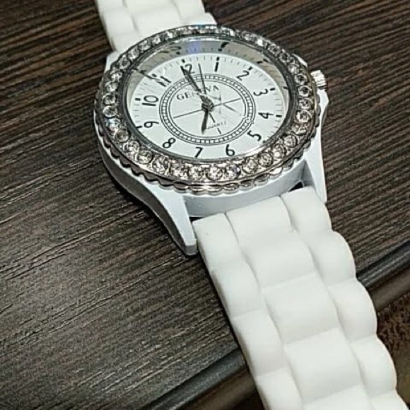 Silicone GENEVA Watch Women Rhinestone Watches - Picture 7 of 9